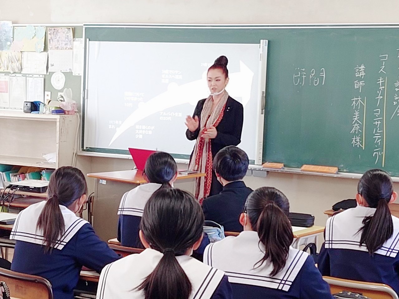学校で講演する林美奈