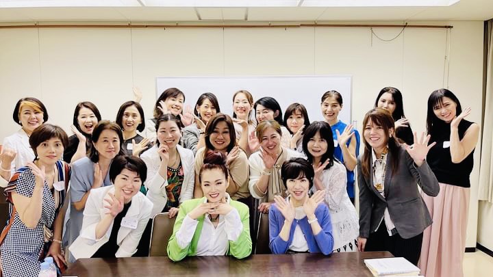 講演会で登壇する林美奈