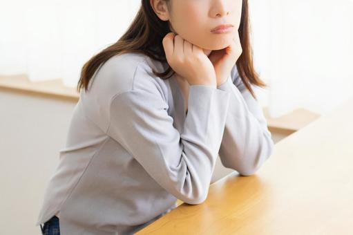 仕事について考え悩む人